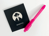 UV-Stift und Notizbuch