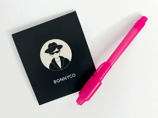 UV-Stift und Notizbuch