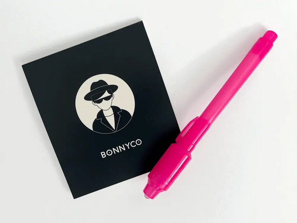 UV-Stift und Notizbuch